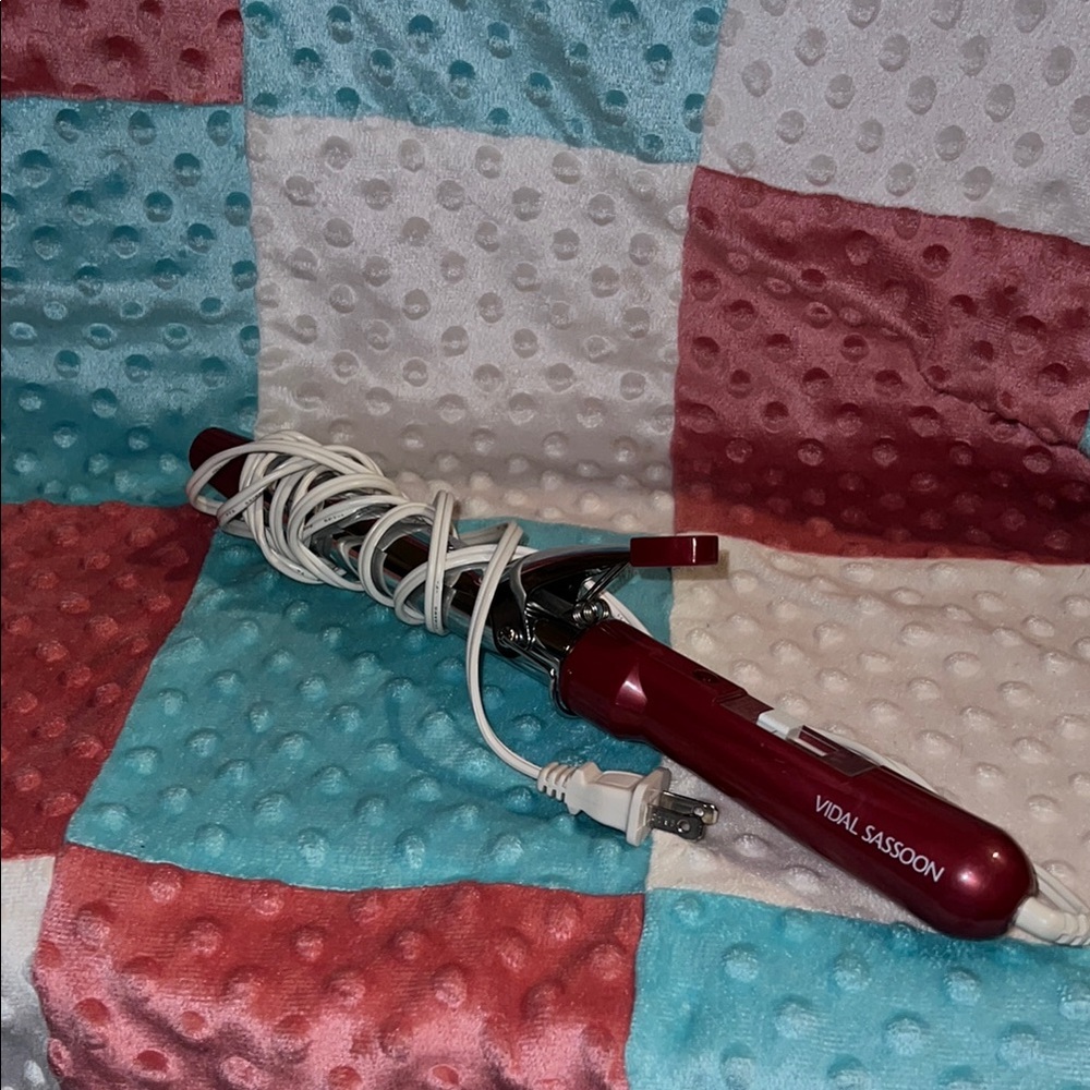 Vidal Sassoon Mini Hair Straightener in Deep Red